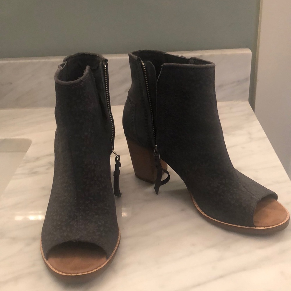 Toms size 8 1/2 bootie